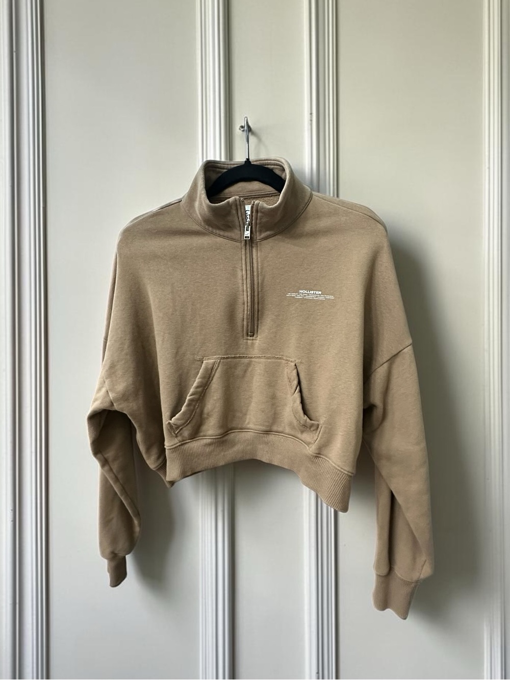 Hollister Boxy Cropped 1/4 zip Sweatshirt.
Light Brown. Size: Medium
